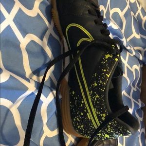 Indoor soccer shoes